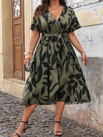 Plus-size women's dress elegant floral wrapped dress with a belt - V-neck short sleeves asymmetrical hem suitable for summer