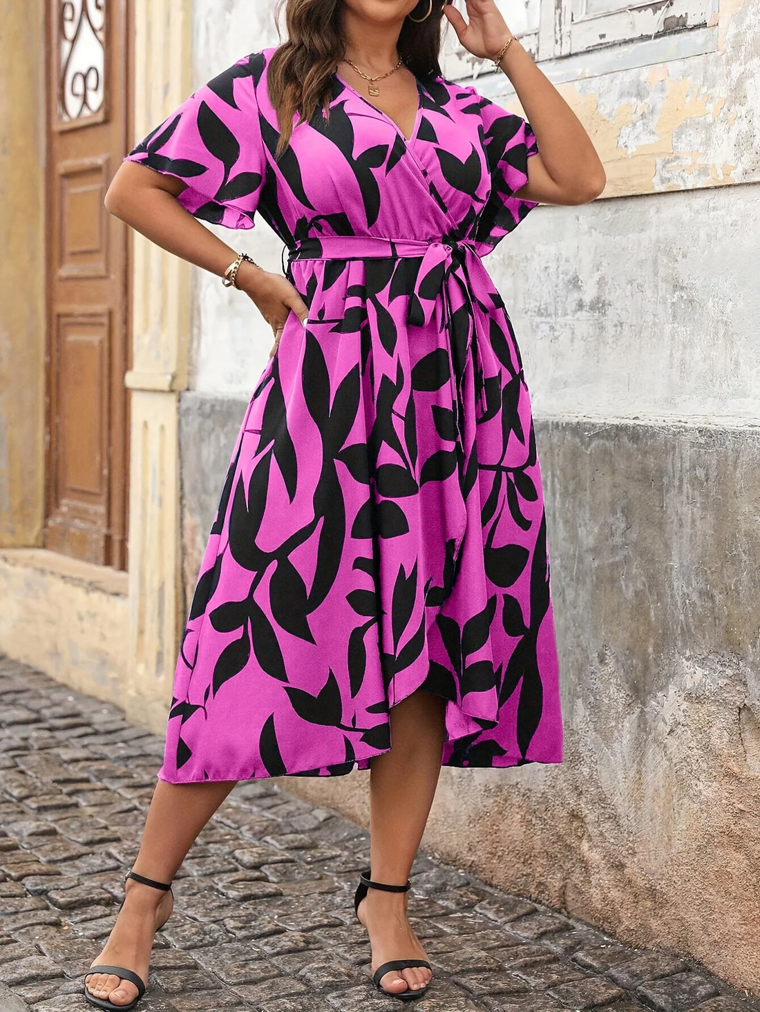 Plus-size women's dress elegant floral wrapped dress with a belt - V-neck short sleeves asymmetrical hem suitable for summer